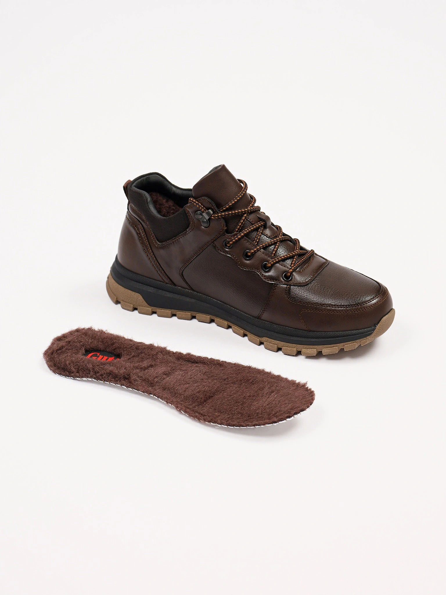 Ботинки коричневого цвета на низкой рельефной подошве